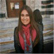 Maestra de educación primaria da clases de matemáticas